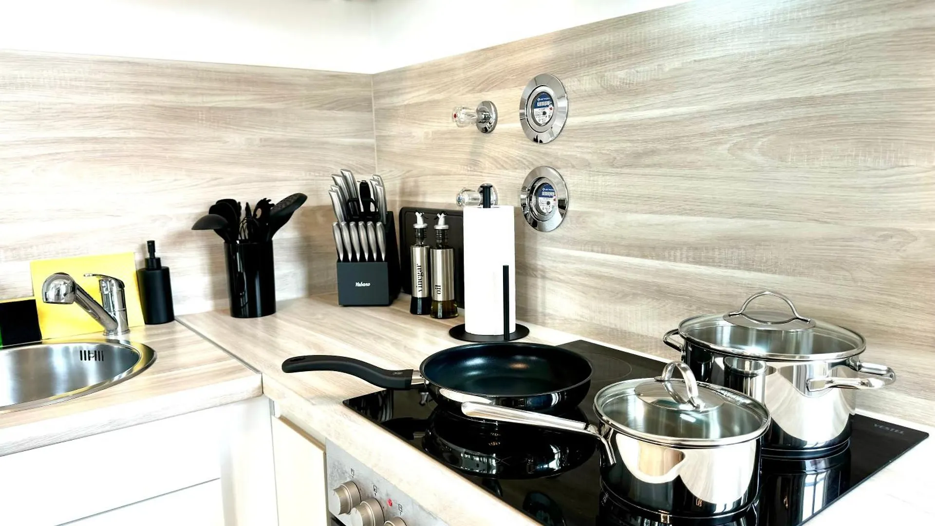 E&K Living - City Central - Design Apartment - Kitchen - Free Parking Gersthofen 0*,  Germany